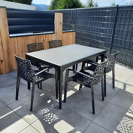 De La Pierre Plate *